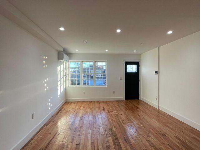 3 BR, 2.00 BTH Apartment style home in Arverne