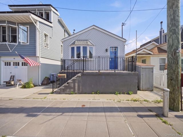 2 BR, 1.00 BTH A-frame style home in Broad Channel
